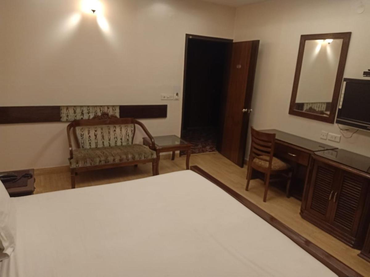 Hotel Clark Heights New Delhi Extérieur photo