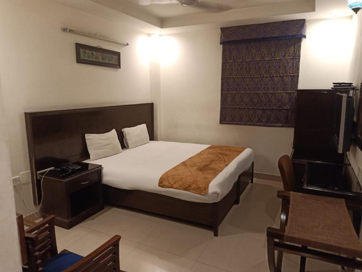 Hotel Clark Heights New Delhi Extérieur photo