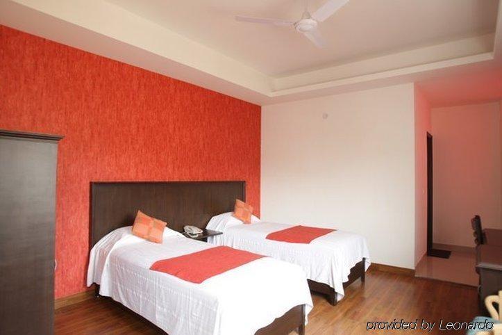 Hotel Clark Heights New Delhi Chambre photo